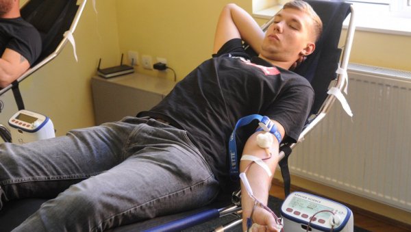 ПОЛОЖИЛИ ИСПИТ ХУМАНОСТИ: Успешна акција добровољног давалаштва крви краљевчких матуранта