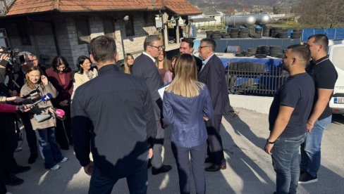 ВУЧИЋ У СЕВОЈНУ: Председник обилази породичну компанију за израду спољашње и унутрашње столарије (ВИДЕО)