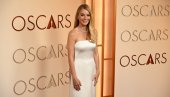 ŠTA TO NOSI GVINET PALTROU? Došla je na dodelu Oskara nakon 11 godina i izazvala lavinu komentara (VIDEO)