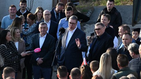 VUČIĆ OBILAZI SELO KOTRAŽA U LUČANIMA: Veliki broj ljudi se okupio da pozdravi predsednika, stiže vodovod i putevi! (VIDEO)