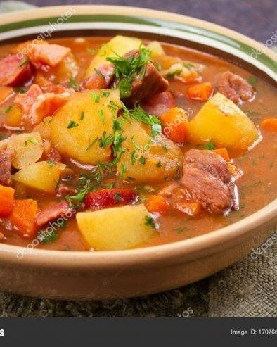 ЗА ЉУБИТЕЉЕ КУВАНИХ ЈЕЛА: Гулаш са месом и кобасицама, оброк који ће вас сатима држати ситим