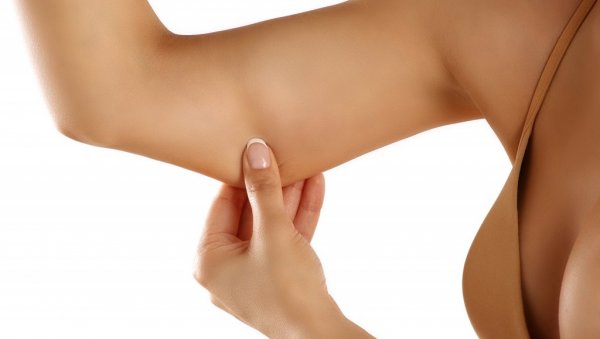 ВЕЖБЕ КОЈЕ МОЖЕТЕ ДА РАДИТЕ КОД КУЋЕ: Затегните надлактице (ФОТО)