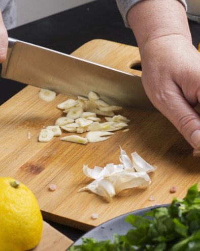 ИСЕЦКАЈТЕ БЕЛИ ЛУК ПОПУТ ПРОФЕСИОНАЛЦА: Откривамо како да научите један кулинарски трик