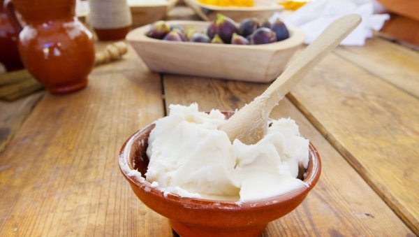 ЈЕДНИ КАЖУ ЈЕДНО, ДРУГИ ДРУГО: Ово су предности масти у односу на уље