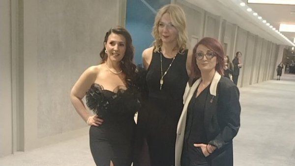 ФРАЈЛЕ НА КОНЦЕРТУ ЗА АНЂЕЛЕ: Написана је песма према стиховима Ангелининог оца (ФОТО)