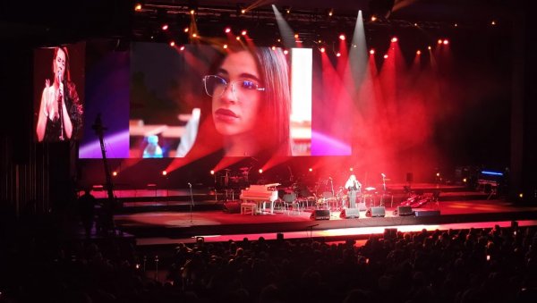 ЦЕЛА ДВОРАНА ПЛАЧЕ НА КОНЦЕРТУ ЗА АНЂЕЛЕ: Отац посветио стихове ћерки која је настрадала у Рибникару (ФОТО)