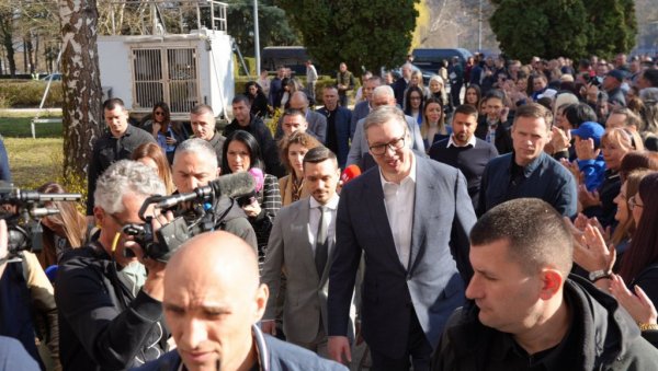 ПРЕДСЕДНИК РЕПУБЛИКЕ СРБИЈЕ НА ТРИБИНИ ФОНДА ПИО У СЕВОЈНУ: Држава ће наставити да поступа одговорно према пензионерима (ФОТО)