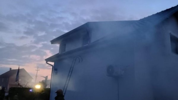 ПОЖАР НА ЧУКАРИЦИ: Ватра захватила кров породичне куће - Ватрогасци одмах реаговали (ФОТО)