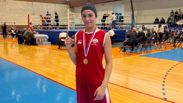 ЗА ТАРУ ПРВА ЗЛАТНА МЕДАЉА: Параћинска боксерка најбоља у Трстенику