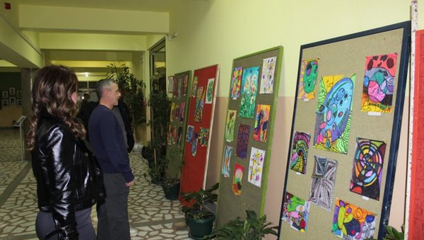 КОСТА СЛИКАМА ПРИЧА СА СВЕТОМ: У ваљевској школи отворена изложба радова ученика из спектра аутизма