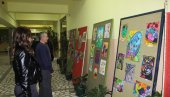 КОСТА СЛИКАМА ПРИЧА СА СВЕТОМ: У ваљевској школи отворена изложба радова ученика из спектра аутизма