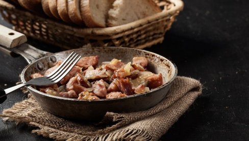 NE BACAJTE STARI TIGANJ: Povratite mu sjaj uz pomoć jednog kuhinjskog trika