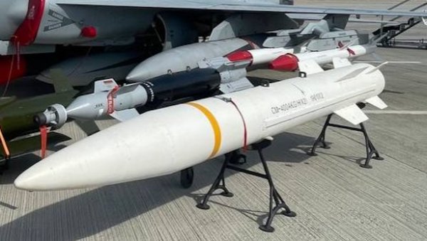 РАКЕТЕ ПАРАВАН, ВАЖНО САМО ДА ЈЕ СРБИЈА МЕТА: Набавка кинеских пројектила изазвала хистерију у суседству и хибридни рат против Београда