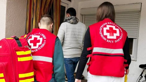 URUČENI PAKETI HRANE: Program brige o starima Crvenog krsta u Paraćinu