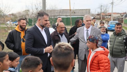 СА ГРАЂАНИМА ПРИЧАЛИ О АКЦИЈИ „СВОЈ НА СВОМ“: Новосадско насеље Велики рит посетили министар Бериша и градоначелник Мићин