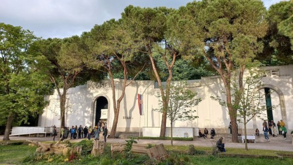 ГОРЕО ПАВИЉОН СРБИЈЕ: Избио пожар током радова на крову вредног здања у венецијанским Ђардинима