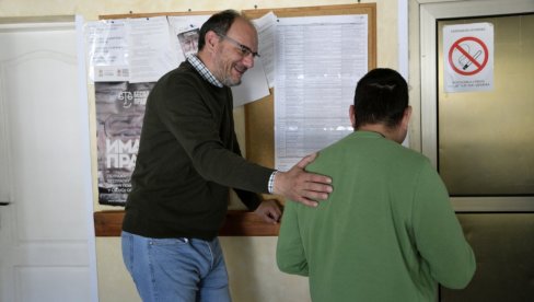 ЖИВОТ ГЛЕДАЈУ КРОЗ ДОДИР, ЗВУК И РЕЧ : Репортери Новости у Дому за слепе и слабовиде у Панчеву, једином у Србији (ФОТО)