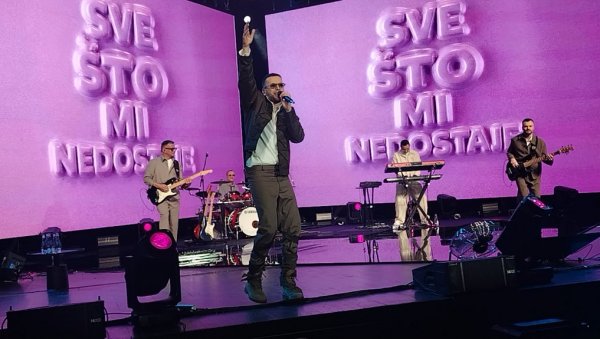 ПОЈАВИЛИ СЕ ПРЕВАРАНТИ: Драма пред концерт Магла бенда (ФОТО)