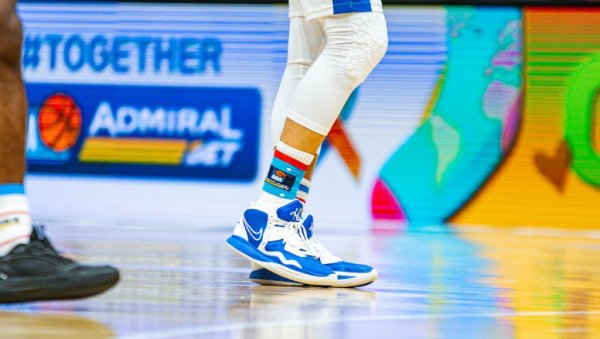 “СВЕТ ЈЕ ЛЕПШИ У ШАРЕНИМ ЧАРАПАМА”: Велика хуманитарна акција у оквиру АдмиралБет АБА лиге у знак подршке и оснаживања заједнице