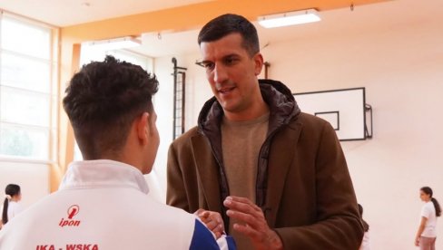 KEŠELJ POSETIO KLADOVO: Uručio sportsku opremu osnovnoj školi i lokalnim klubovima (FOTO)
