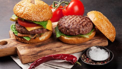 МНОГО БОЉИ НЕГО У РЕСТОРАНУ: Домаћи бургери, сочни и укусни