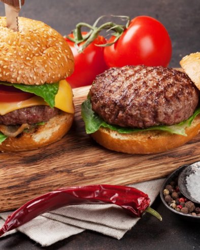 МНОГО БОЉИ НЕГО У РЕСТОРАНУ: Домаћи бургери, сочни и укусни