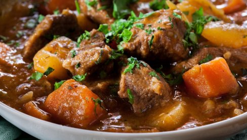 KAO IZ BAKINE KUHINJE: Starinski gulaš, slastan i mirisan ukus detinjstva