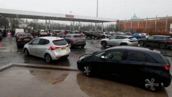 БРИТАНИЈА У ЕНЕРГЕТСКОМ КОЛАПСУ: Возачи остају без горива, пумпе пресушиле