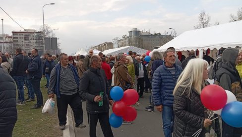 ГРАЂАНИ ИСПРЕД АРЕНЕ: Дошли смо да пружимо подршку Вучићу и целој Србији  (ВИДЕО)