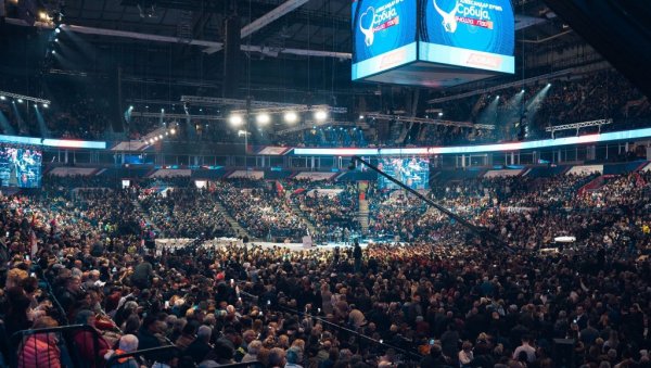 КРЦАТА ХАЛА: Пуна подршка народа Вучићу, спектакуларан призор из Арене (ВИДЕО)