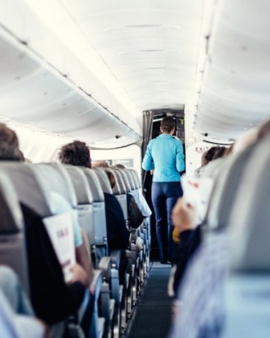 УЖАС НА ЛЕТУ: Умрла у авиону, тело оставили 14 сати у загрејаној кухињи - непријатан мирис се ширио летелицом