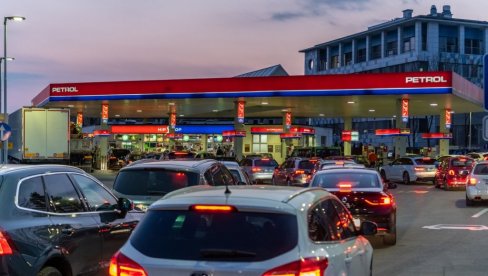 DIVLJAJU CENE GORIVA U EVROPI, U LJUBLJANI NEMA DIZELA NI KAP: U Srbiji svih derivata dovoljno, sve puno do čepa, nema gužvi na pumpama