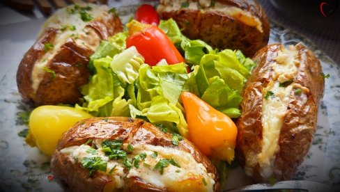 RECEPT ZA PUNJENI KROMPIR: Odličan dodatak ili kao samostalno jelo (VIDEO)