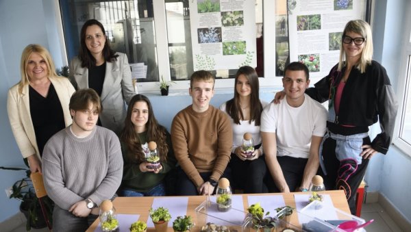 РУКЕ ОСЕЋАЈУ, МИСЛИ МИРУЈУ: Ђачка компанија Фармацеутско-физиотерапеутске школе прави вишеструко корисне тераријуме