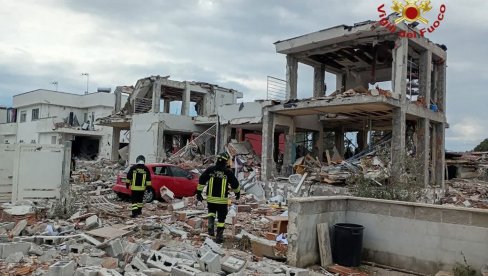 ИМА ПОВРЕЂЕНИХ У ЕКСПЛОЗИЈИ: Спасилачке екипе претражују рушевине - Сумња се да има затрпаних особа