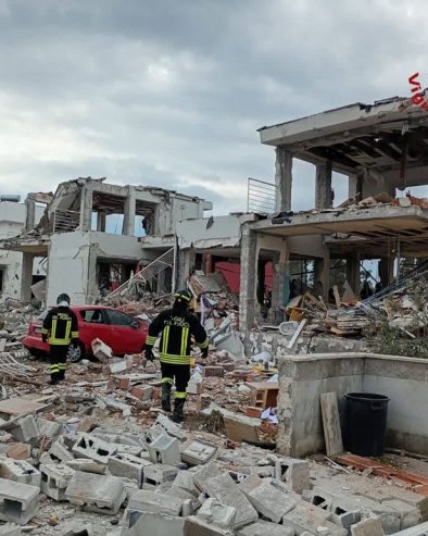 ИМА ПОВРЕЂЕНИХ У ЕКСПЛОЗИЈИ: Спасилачке екипе претражују рушевине - Сумња се да има затрпаних особа