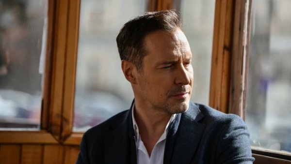 БИЈЕЛИМ РУЗМАРИНОМ СВИ ОДУШЕВЉЕНИ: Пеђа Јовановић посветио песму Халиду Бешлићу (ФОТО)