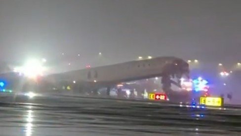 PREPOLOVLJEN AVION SA 100 PUTNIKA UNUTRA: Letelica se sudarila sa vozilom pri sletanju - policija zatvorila aerodrom  (VIDEO)