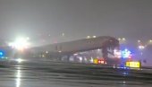 PREPOLOVLJEN AVION SA 100 PUTNIKA UNUTRA: Letelica se sudarila sa vozilom pri sletanju - policija zatvorila aerodrom  (VIDEO)