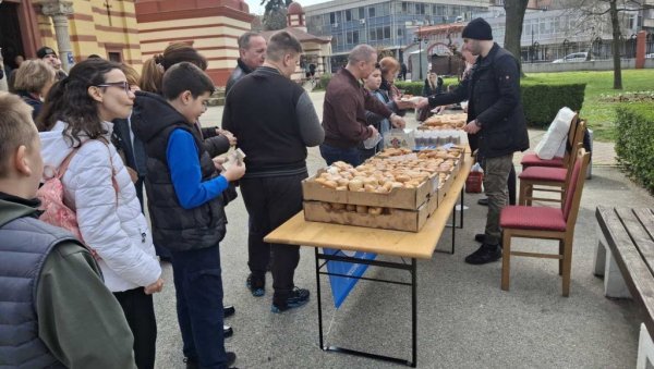 ДЕЛИЛИ ПОСНЕ КРОФНЕ НА СВЕ СТРАНЕ: Нова велика акција у Епархији шумадијској