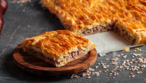 SA BOGATIM PRELIVOM I FILOM: Sočna pita sa mesom, ukusan obrok idealan za doručak, ili večeru