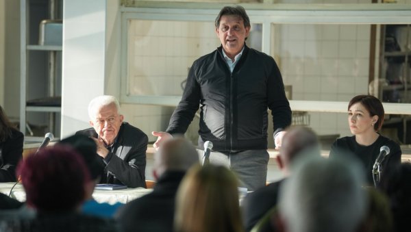 ГАШИЋ ПОСЕТИО ФАБРИКУ ППТ ПЕТОЛЕТКА ТРСТЕНИК: Разговарао са радницима и руководством о актуелној ситуацији и будућности предузећа