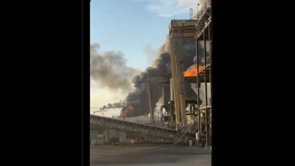ЕКСПЛОЗИЈА У РАФИНЕРИЈИ НАФТЕ У ТЕКСАСУ: Становници евакуисани, стубови густог црног дима прекрили су подручје