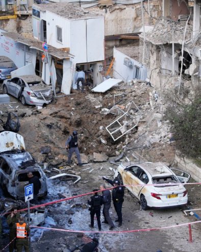 РАКЕТА СА 100 КИЛОГРАМА ЕКСПЛОЗИВА ПОГОДИЛА ТЕЛ АВИВ: Центар града разорен, има повређених (ФОТО/ВИДЕО)