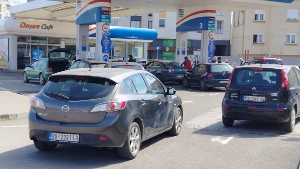 ГОРИВА ИМА, ГУЖВИ НЕМА: Репортери Новости обишли јуче пумпе да провере каква је ситуација и снабдевеност