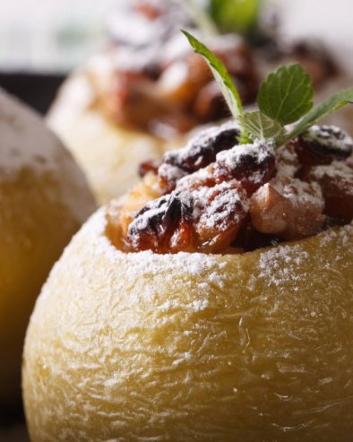 СА МЕДОМ И ОРАШАСТИМ ПЛОДОВИМА: Пуњене печене јабуке