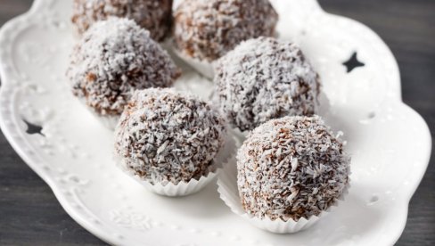 СА УРМАМА И КОКОСОВИМ БРАШНОМ: Лешник куглице, укусна и здрава посластица идеална за посне дане