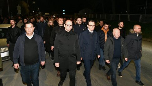 НЕПРЕГЛЕДНА КОЛОНА СРБА СТИЖЕ У ВРАЊЕ: Присуствоваће обележавању Дана сећања на страдале у НАТО агресији 1999. године (ВИДЕО)