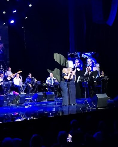 НАЈДРАЖА СПЕЦИЈАЛНА ГОШЋА: Снежана Ђуришић са ћерком Мајом Живковић запевала на концерту (ФОТО)