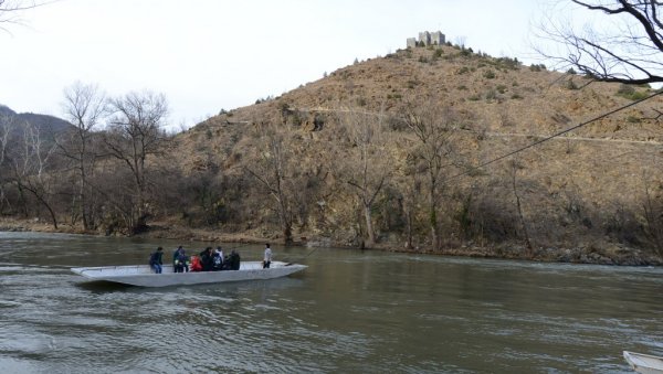 СКЕЛА ЈЕДИНА ВЕЗА СА ТВРЂАВОМ: Изградња моста преко Ибра у Магличу и даље на дугачком штапу (ФОТО)
